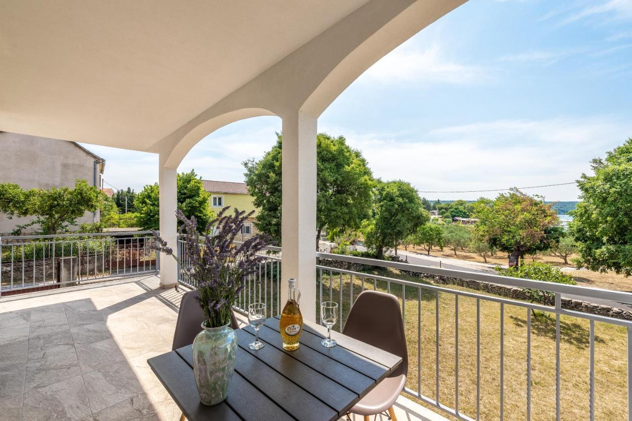 Apartmani Dupor Горни Карин Екстериор снимка