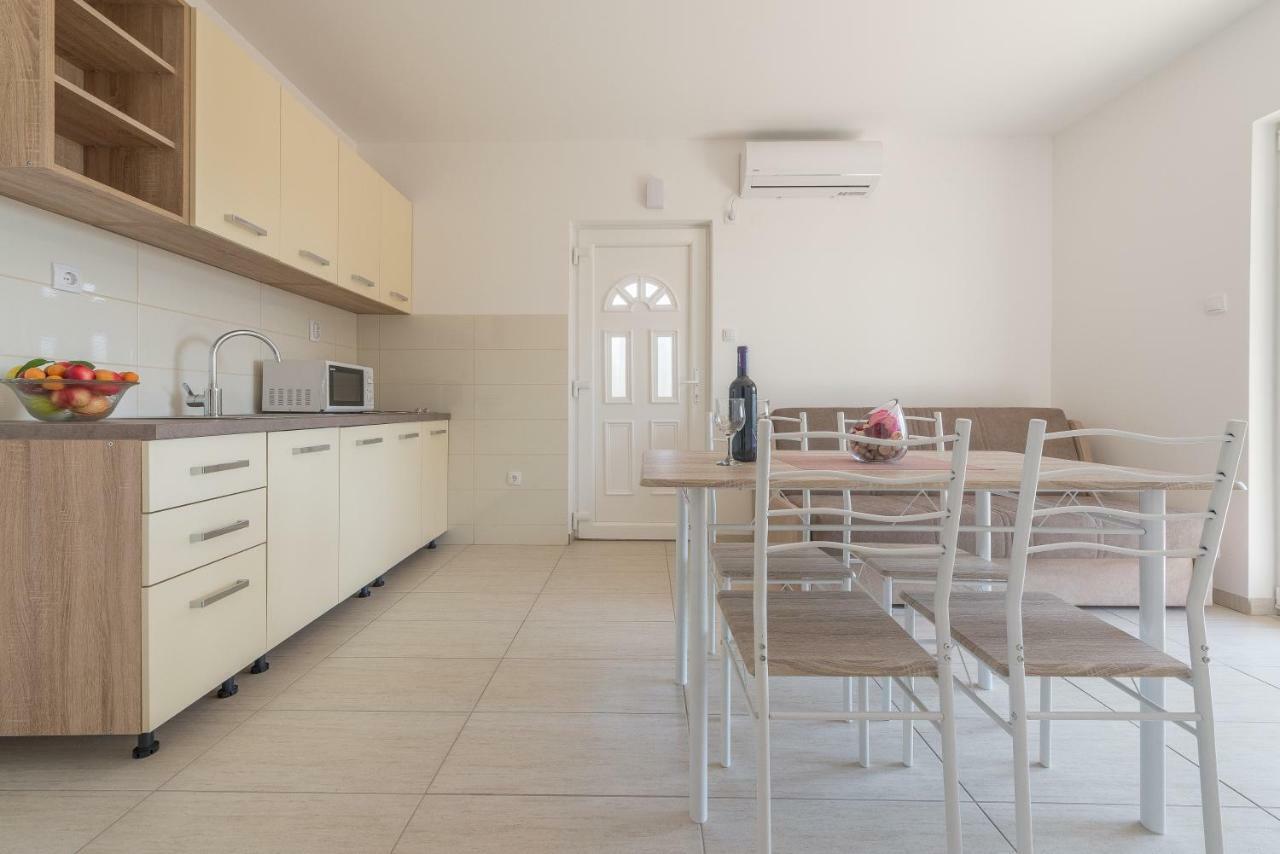 Apartmani Dupor Горни Карин Екстериор снимка