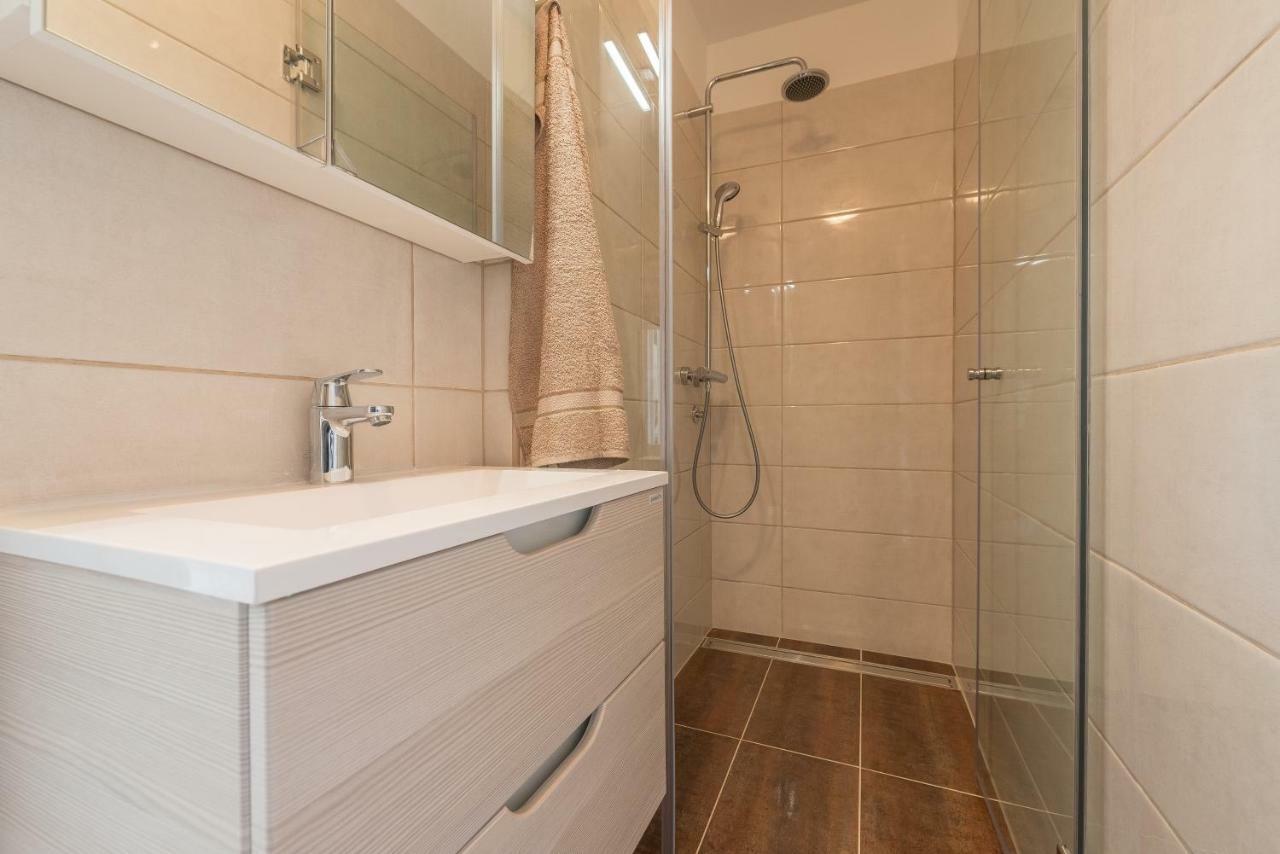 Apartmani Dupor Горни Карин Екстериор снимка
