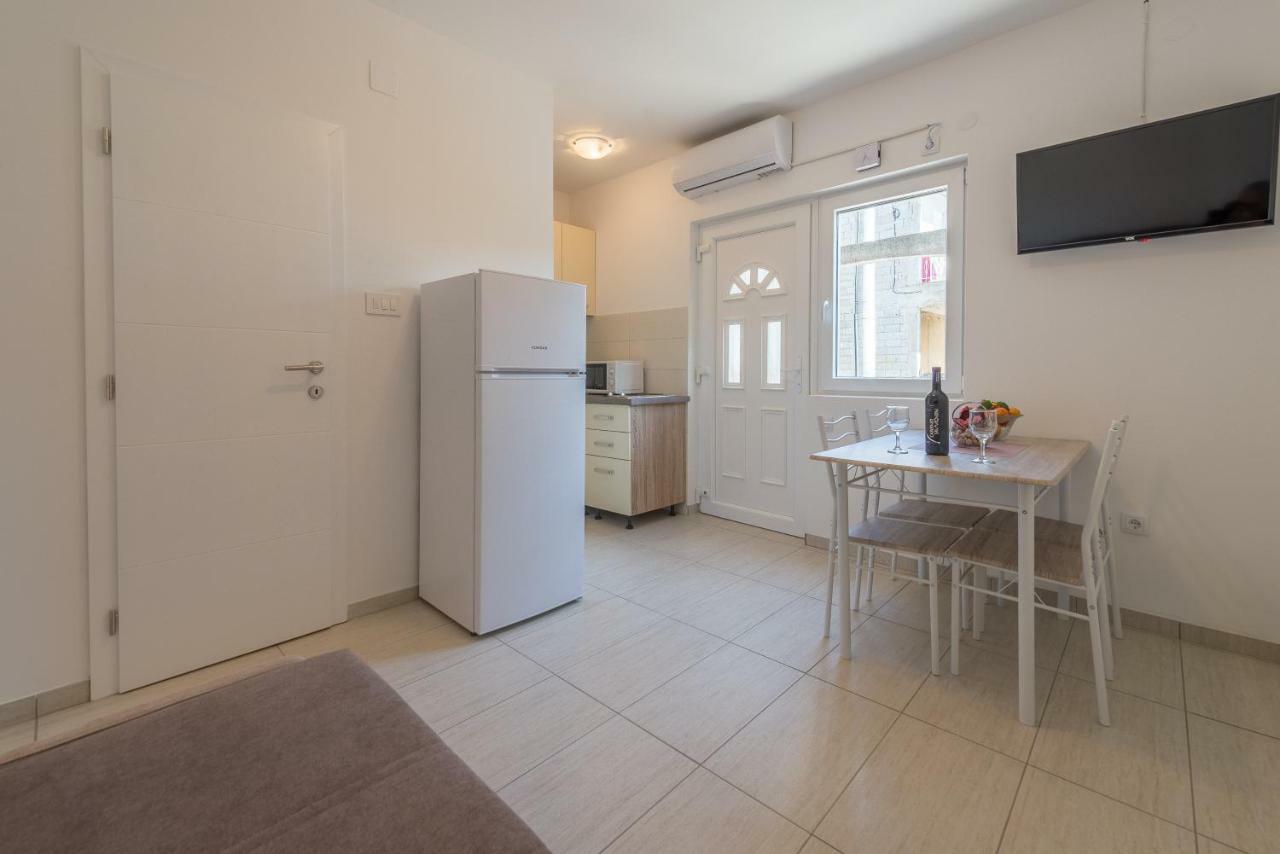 Apartmani Dupor Горни Карин Екстериор снимка