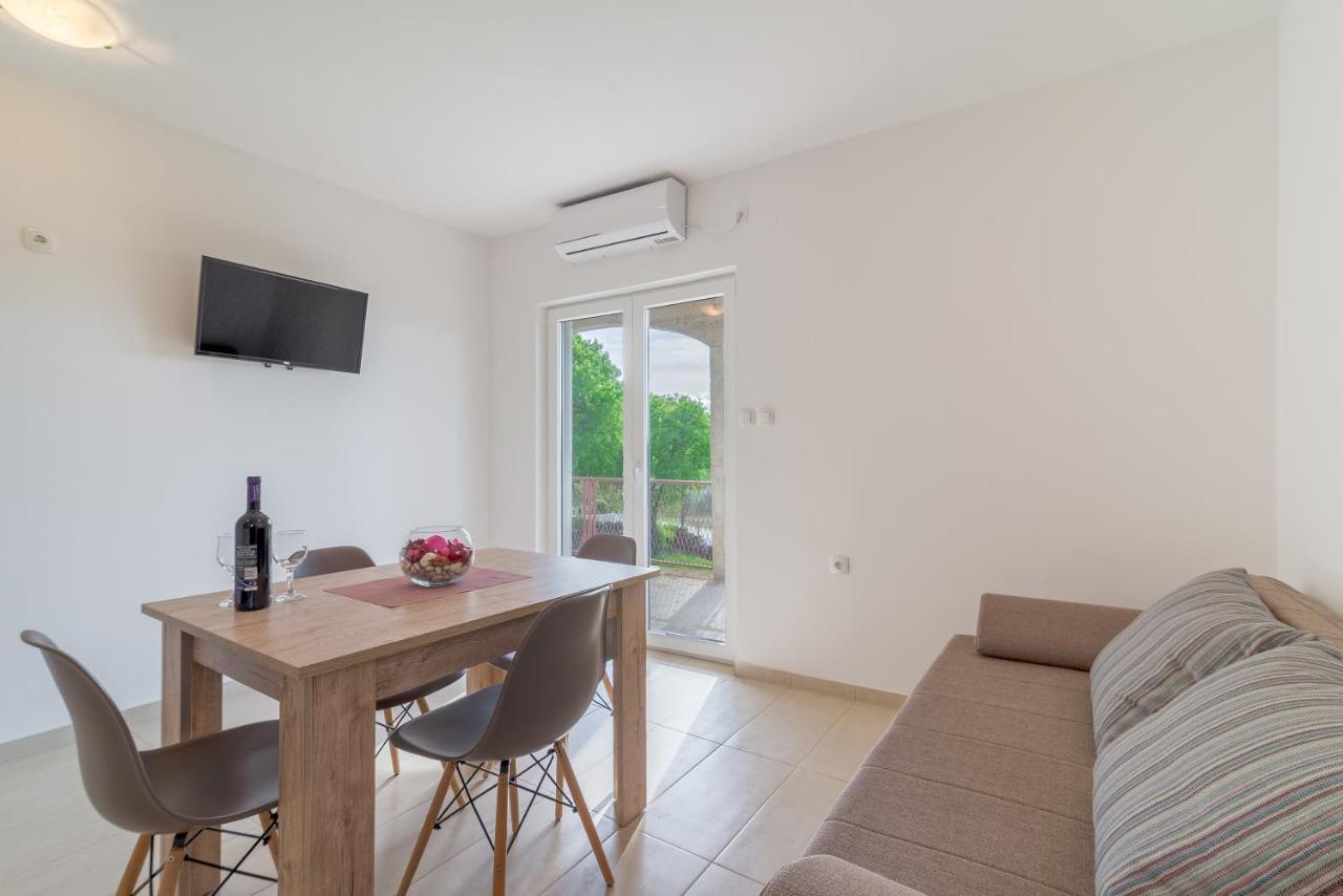 Apartmani Dupor Горни Карин Екстериор снимка
